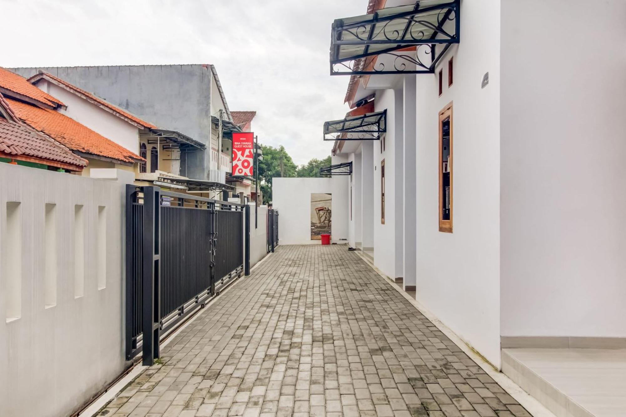 Oyo 91243 Bina Syariah Guest House Cirebon Exterior photo