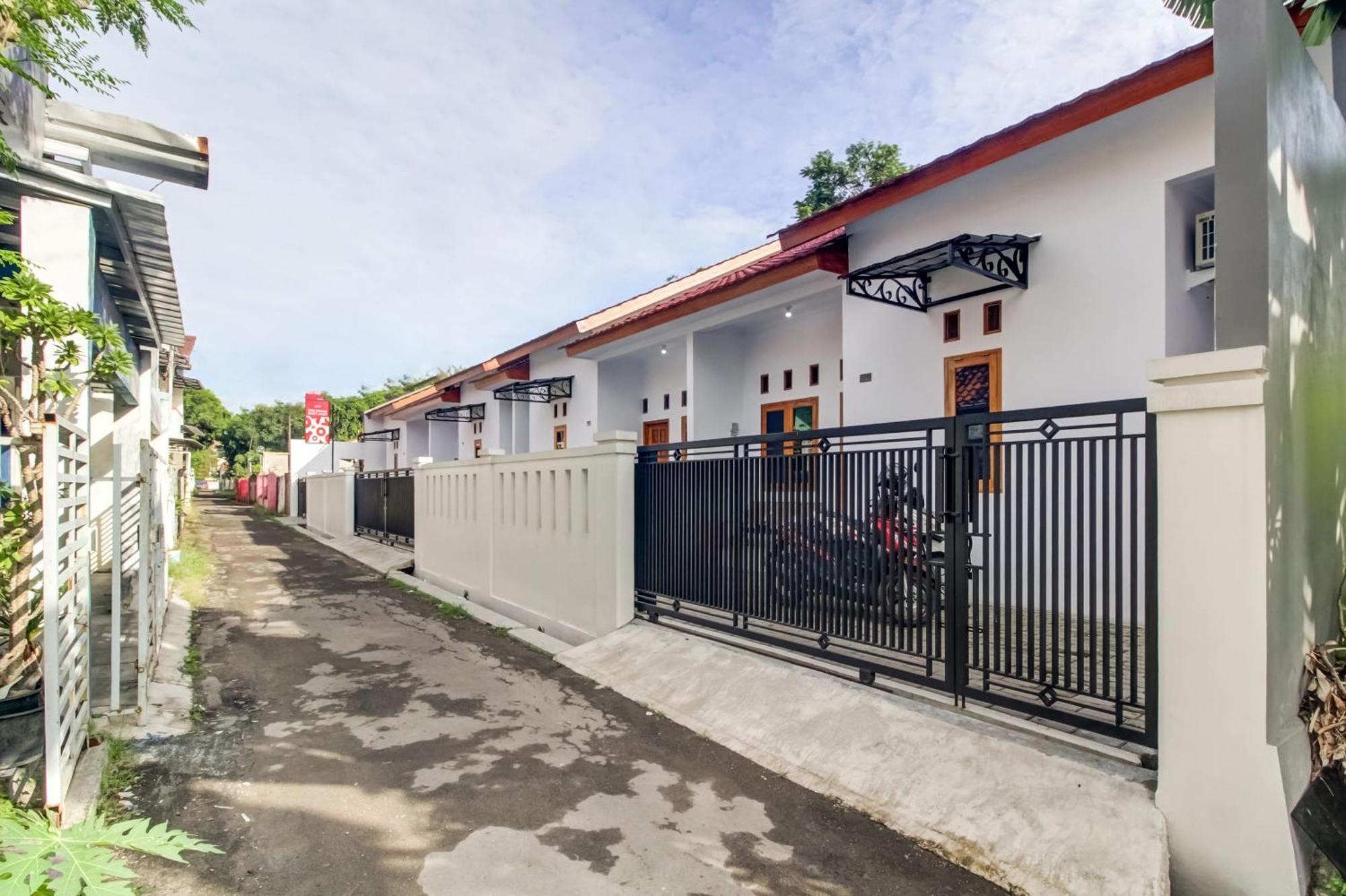 Oyo 91243 Bina Syariah Guest House Cirebon Exterior photo